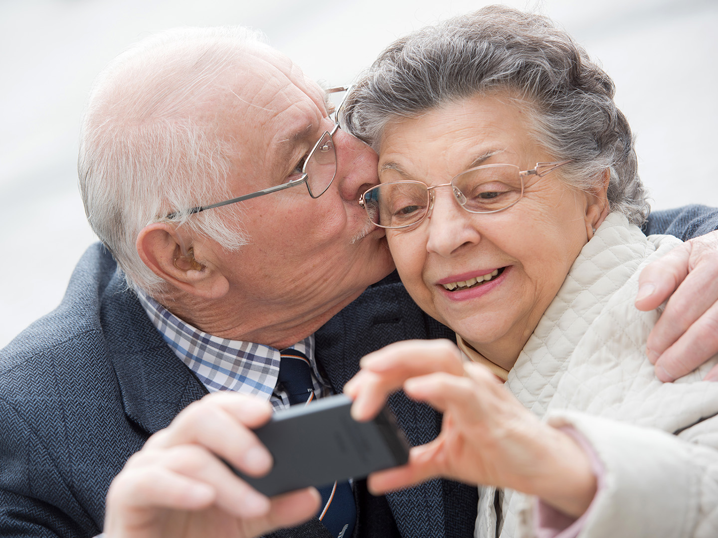 älteres Paar macht ein Selfie mit Smartphone_Colourbox.de Colourbox.de